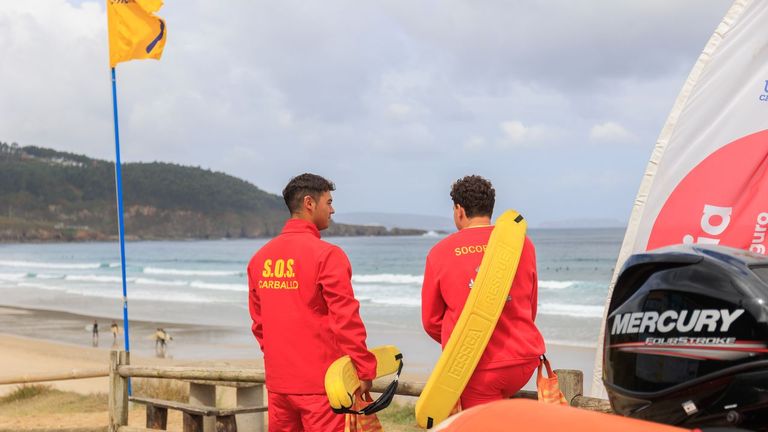 Dos socorristas ayer en la playa de Razo, donde al mediod�a ondeaba la bandera amarilla.