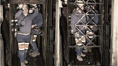 Mineros en la jaula del Pozo Mar�a Luisa. Langreo, Asturias. A�o 2007..Mineros en la jaula del Pozo Mar�a Luisa. Langreo, Asturias. A�o 2007.