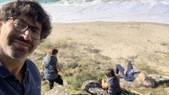 El actor Antonio Garrido disfruta con su familia de las playas de Porto do Son, concello en el que est empadronado