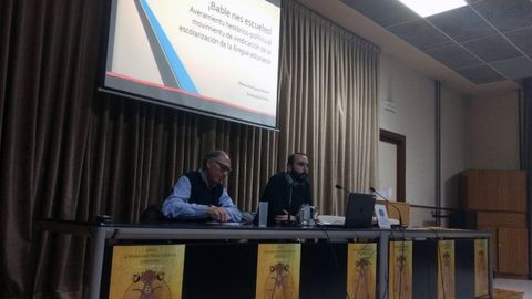 Marcos Rodr�guez �lvarez en la ponencia �Bable nes escueles. Averamientu hest�rico-pol�ticu a la vindicaci�n de la escolarizaci�n de la llingua asturiana�