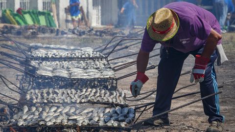 Jureles y sardinas en parrillas en el Centro Recreativo de Artes (Ribeira), en junio del 2025.