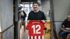 scar Vivian posa en su bar con la camiseta de su primo