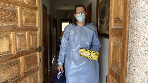 La vacunaci�n a domicilio en el rural.Christian Paradelo, con las dosis de Janssen