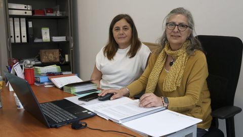 De izquierda a derecha, Eva Castro y Montserrat Garc�a, secretaria y presidenta de Affinor, en las oficinas de la asociaci�n
