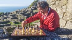 Miguel Reboredo co seu taboleiro no Castro de Santa Trega ca desembocadura do ro Mio de fondo.