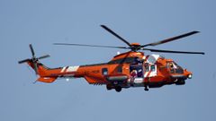 Uno de los Helimer movilizados ayer en el marco de la b�squeda de los dos j�venes noieses desaparecidos en Porto do Son al volcar su kayak