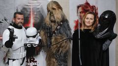 Alejandro Sanch�n, a la izquierda, su hijo Jacaobo (en el centro) y su mujer asistir�n ma�ana disfrazados al marat�n de �Star Wars� junto a otros socios de la Tropa Korriban