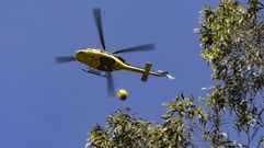 El helic�ptero, trabajando esta tarde en Laxe. Tambi�n se ha movilizado uno para Anos