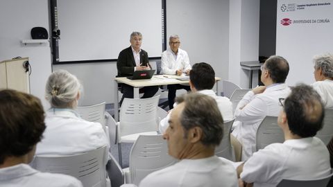 El doctor Javier Toro, a la derecha en la imagen, ayer junto al rector de la UDC, Ricardo Cao, y a parte de los integrantes de la unidad docente de Medicina que se constituy� ayer en el Chuac. 