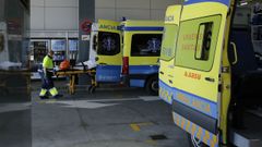 Imagen de archivo de ambulancias en la puerta del Chuac