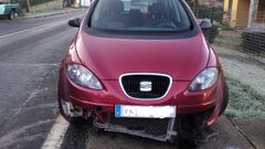 Da�os en un coche que se sali� de la v�a el viernes en la carretera AC-144, debido al hielo