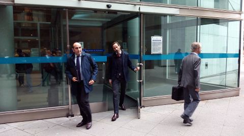 Los abogados Miguel Vigil y Luis Llanes salen de la sede judicial. A la derecha, el neur�logo Alfredo Robles