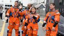 De izquierda a derecha:�Jeremy Hansen,�Victor Glover,�Christina Koch y Reid Wiseman, antes de entrar en la nave espacial Orion.
