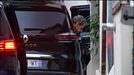 Sarkozy, a su llegada en coche a la puerta de su residencia desde la crcel de La Sant.