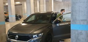 Rodri R�os sale de su coche en el parking del Carlos Tartiere