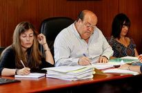 La secretaria (izquierda), ayer junto al alcalde, Antonio Pensado, al que denunci� en dos ocasiones. 