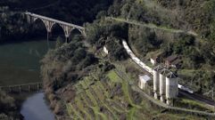 Un tren en la antigua estaci�n de Santo Estevo, en Pant�n, junto a la desembocadura del Cabe en el Sil