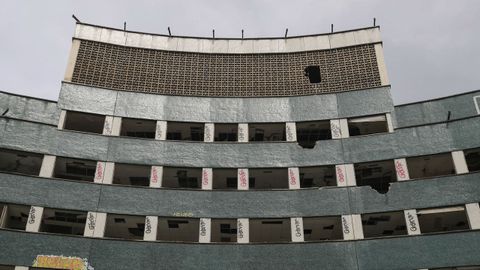 Un abandonado y completamente desvalijado antiguo Hospital Universitario Central de Asturias (HUCA), en Oviedo, espera su demolici�n