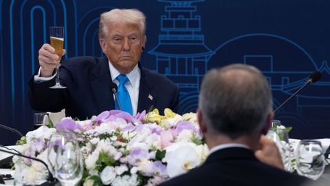 Donald Trump brinda con el primer ministro canadiense, Mark Carney, de espaldas,  durante una cena en Gyeongju, Corea del Sur, el pasado mes de octubre