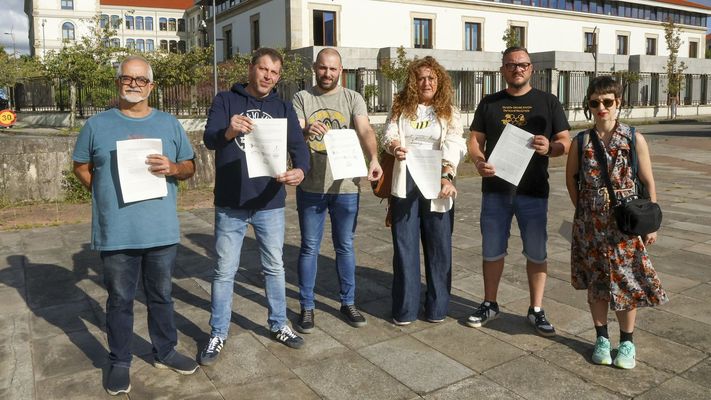 Representantes de las distintas asociaciones ap�colas con el escrito presentado en la Xunta