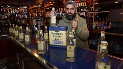 Rafael R�a, con parte del cargamento de ginebra que logr� adquirir tras ir de ruta por numerosas superficies comerciales 