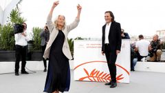 Benedicta S�nchez Vila baila la mui�eira durante la presentaci�n de la pel�cula en Cannes, mientras Amador Arias observa su arte