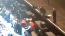 Joaqun Sabina se cae del escenario en pleno concierto en Madrid