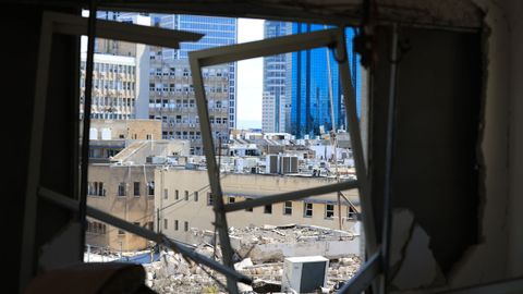 Da�os producidos en un edificio de Tel Aviv por el impacto de un misil iran�, este domingo.