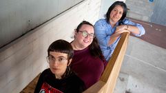 De adelante a atr�s, Alba, Ana y Salom�, que cursan o ya acabaron el ciclo de promoci�n de la igualdad de g�nero en Pontevedra.