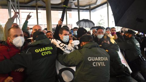 Trabajadores de Alu Ib�rica (antigua Alcoa) protestan este martes a la llegada y a la salida en un acto del presidente del Principado de Asturias, Adrian Barb�n en Piedras Blancas (Castrill�n), donde acudi� a inaugurar una biblioteca