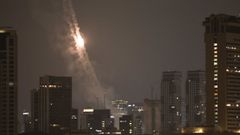 La Cpula de Hierro intercepta un misil iran en el cielo de Tel Aviv.