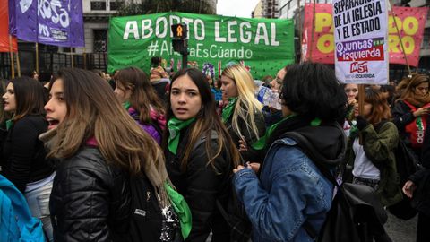 Manifestantes proabortistas y contrarios a la legalizaci�n se manifestaron frente al Parlamento de Buenos Aires durante el debate del proyecto del ley