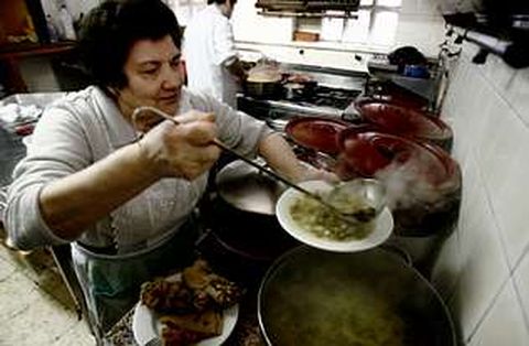 Josefa, la cocinera de Casa Rivas, durante la preparaci�n del caldo gallego