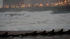 As� qued� la balaustrada del paseo mar�timo, tras el temporal y el oleaje de finales del 2010