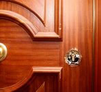 La puerta de un piso qued� as� tras el intento de robo.