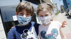 Dos ni�os con mascarillas infantiles decoradas en Pontevedra 