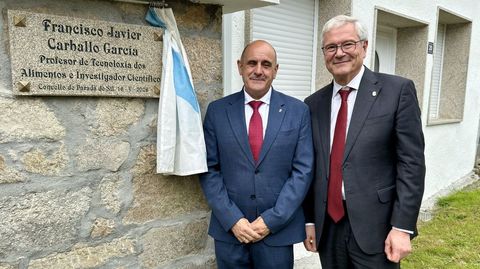 Francisco Javier Carballo (� dereita) con Aquilino Dom�nguez, xunto � placa na casa natal do investigaci�n e docente.