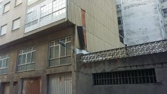 Imagen de una de las chapas que se desprendi� este lunes en Foz, en la Praza Rosal�a de Castro