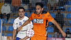 Diego Quintela controla el bal�n en el partido ante el Zaragoza