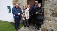 Jos Luis Gonzlez, este domingo con unos feligreses en la puerta de la iglesia de A Pobra do Brolln