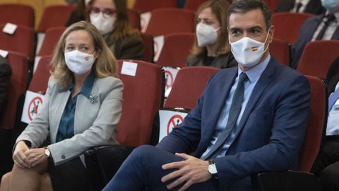 La vicepresidenta primera del Gobierno, Nadia Calvi�o, y el presidente del Ejecutivo, Pedro S�nchez, este lunes, en un seminario econ�mico en Madrid.