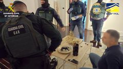 Ib�n, al�as Cristalero. Ib�n A.M., el pasado diciembre, detenido durante el registro de su casa en Bilbao realizado por la Guardia Civil, Europol y agentes de los EE.UU. en el marco de la operaci�n Didaka.