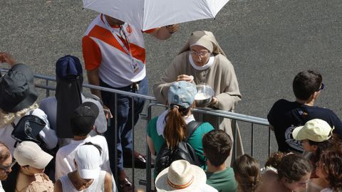 Una monja durante la eucarist�a de la misa del Corpus Christi oficiada por papa Le�n XIV este domingo en la Plaza de Cibeles de Madrid