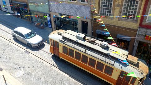 Un coche mal aparcado frena la marcha del tranv&iacute;a en Oporto