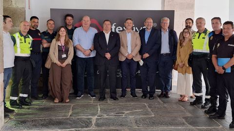 El alcalde y el subdelegado del Gobierno, en el centro, junto al resto de participantes en la junta de seguridad local