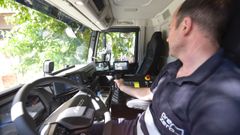 Interior del nuevo cami�n lavacontenedores del servicio de residuos de Pontevedra