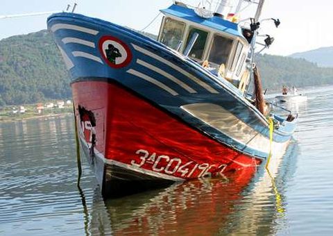 El pesquero fue reflotado desde 22 metros de profundidad.