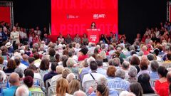 Asistentes al mitin de Gijn durante la intervencin de Adriana Lastra