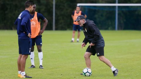 Anquela Real Oviedo Requexon Horizontal.Anquela da ordenes durante el entrenamiento de hoy