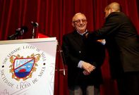 En marzo del 2013, Moas recibi� la insignia de oro de la entidad y fue nombrado socio de honor. 